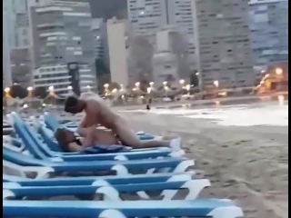 sexo amador na praia com casal transando sem vergonha