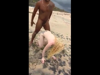 as brasileirinhas fazendo sexo gostoso com macho delas na beira da praia